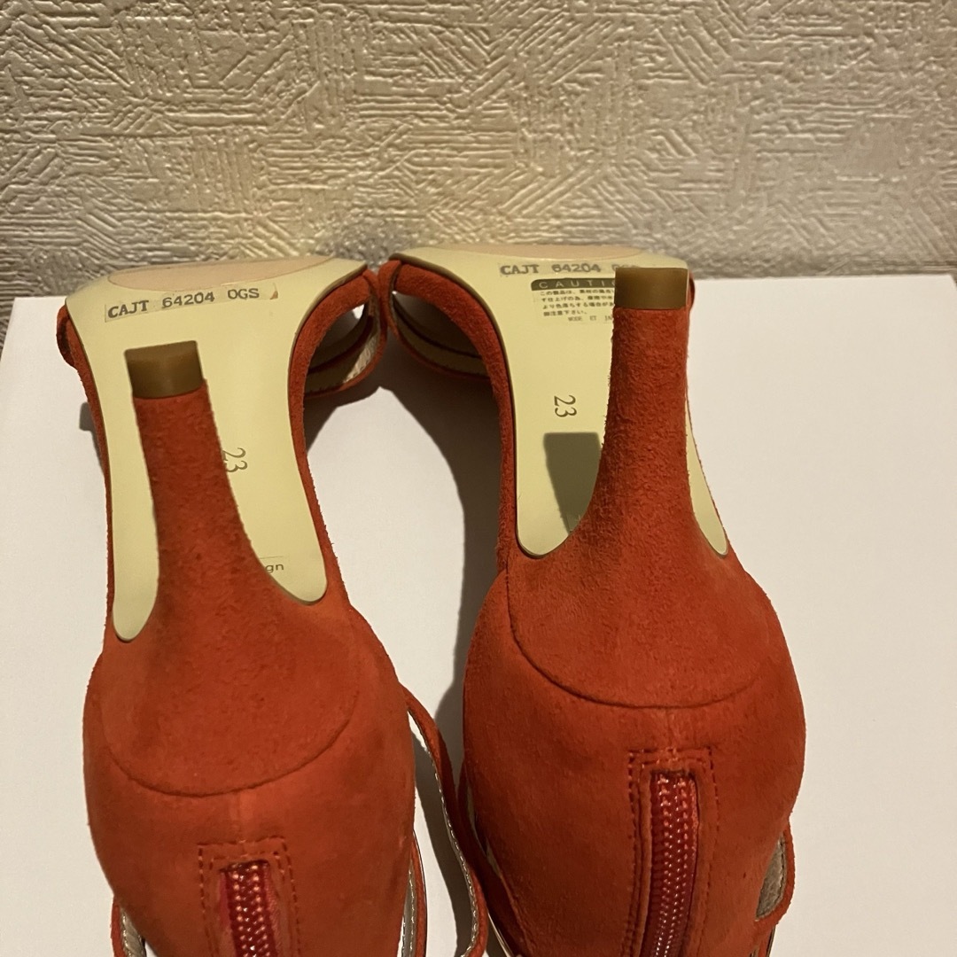 Mode et Jacomo(モードエジャコモ)のcarino オレンジスエードストラップサンダル　ゴールド金具デザイン　23cm レディースの靴/シューズ(サンダル)の商品写真