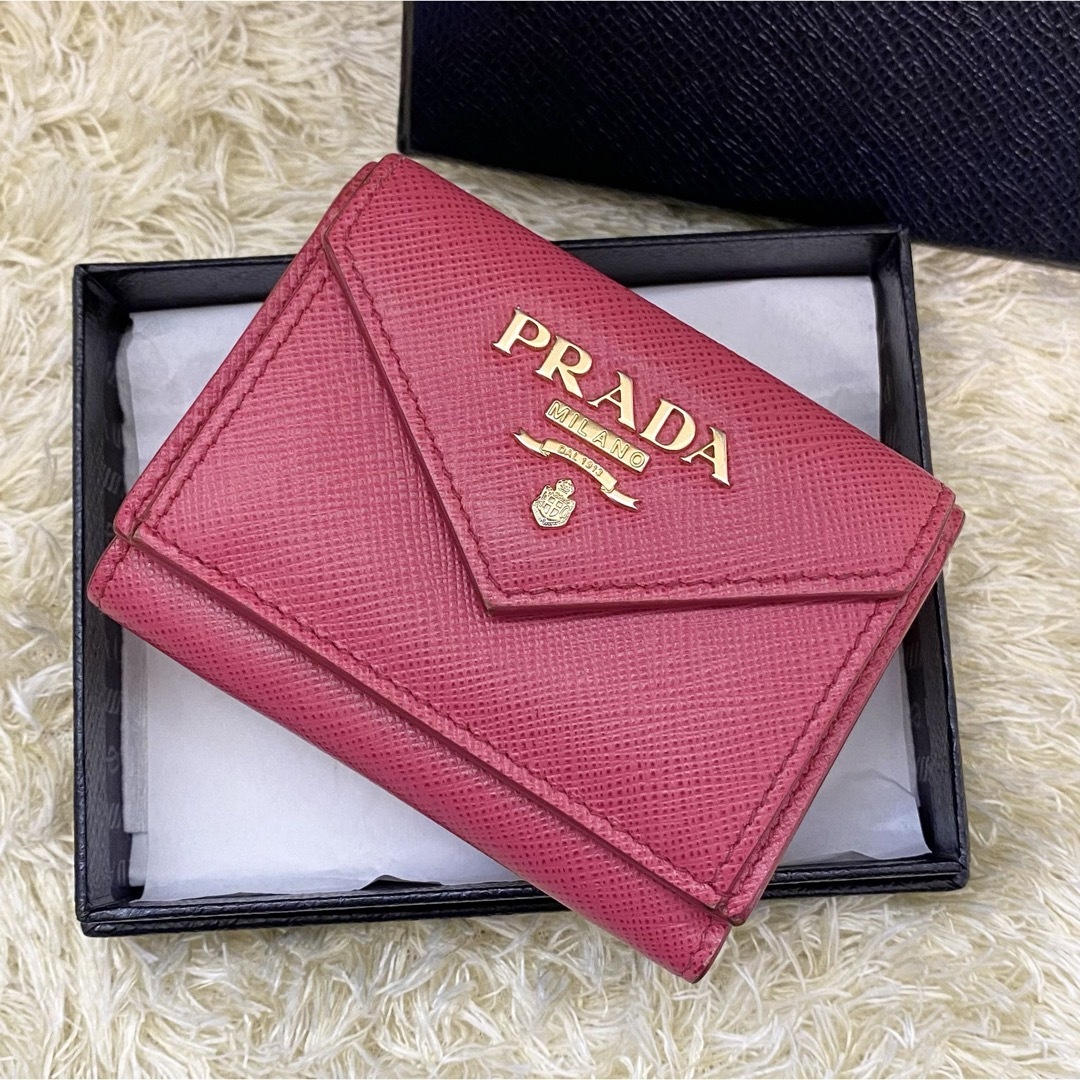 PRADA(プラダ)の美品✨PRADA プラダ 三つ折り財布 サフィアーノ ピンク ゴールド金具 レディースのファッション小物(財布)の商品写真