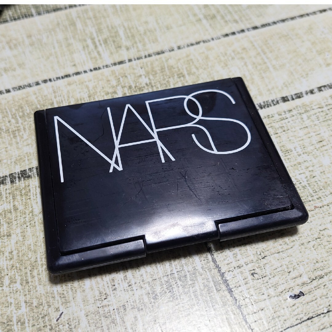 NARS(ナーズ)の新品並 NARS プレストパウダー EDEN 5005 化粧直し コンパクト コスメ/美容のベースメイク/化粧品(フェイスパウダー)の商品写真