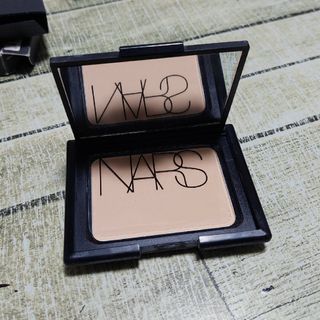 ナーズ(NARS)の新品並 NARS プレストパウダー EDEN 5005 化粧直し コンパクト(フェイスパウダー)