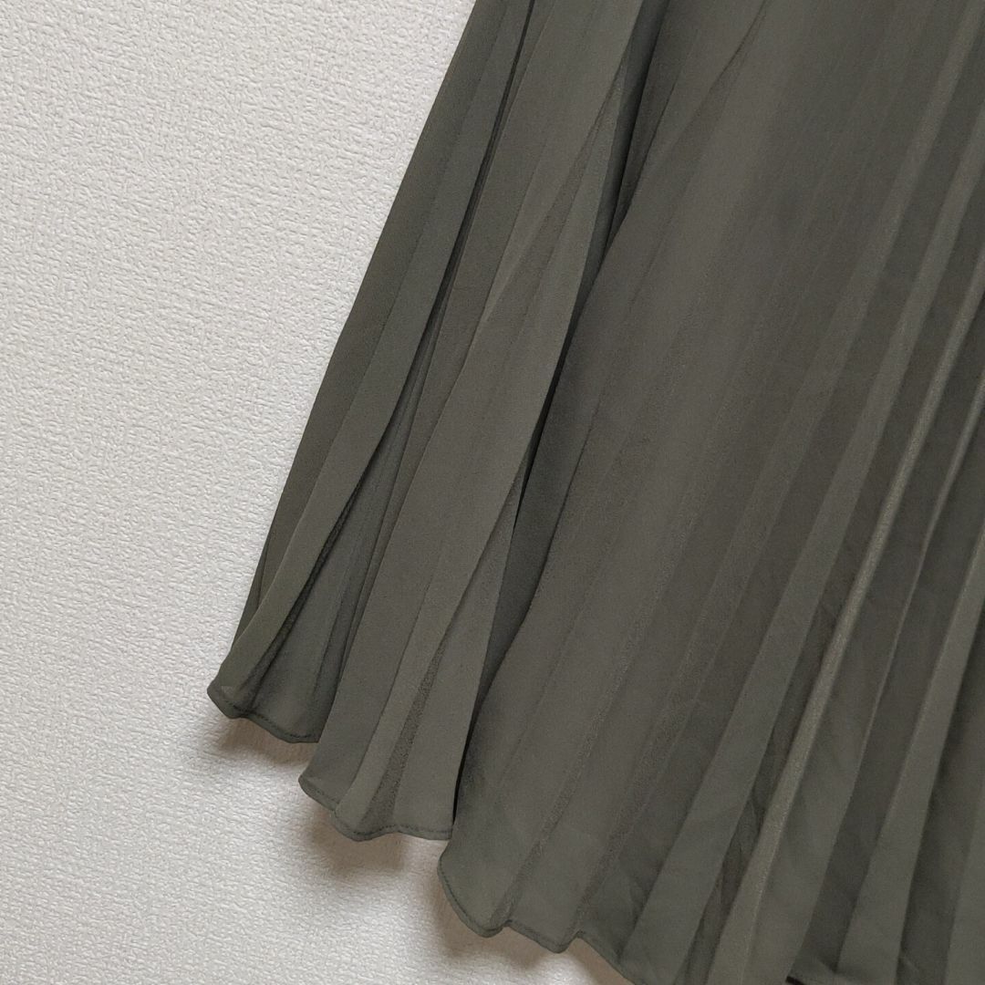 GU(ジーユー)のGU プリーツ ロングスカート 緑 カーキ 秋 冬 後ろゴム✓1057 レディースのスカート(ロングスカート)の商品写真