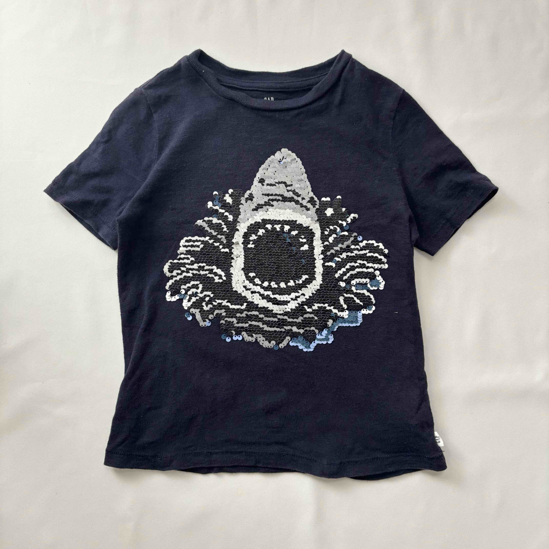 GAP(ギャップ)のGAP KIDS サメ スパンコールTEE キッズ/ベビー/マタニティのキッズ服男の子用(90cm~)(Tシャツ/カットソー)の商品写真