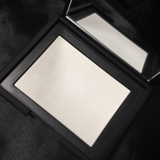 ナーズ(NARS)の完売店舗続出  NARS フェイスパウダー(フェイスパウダー)