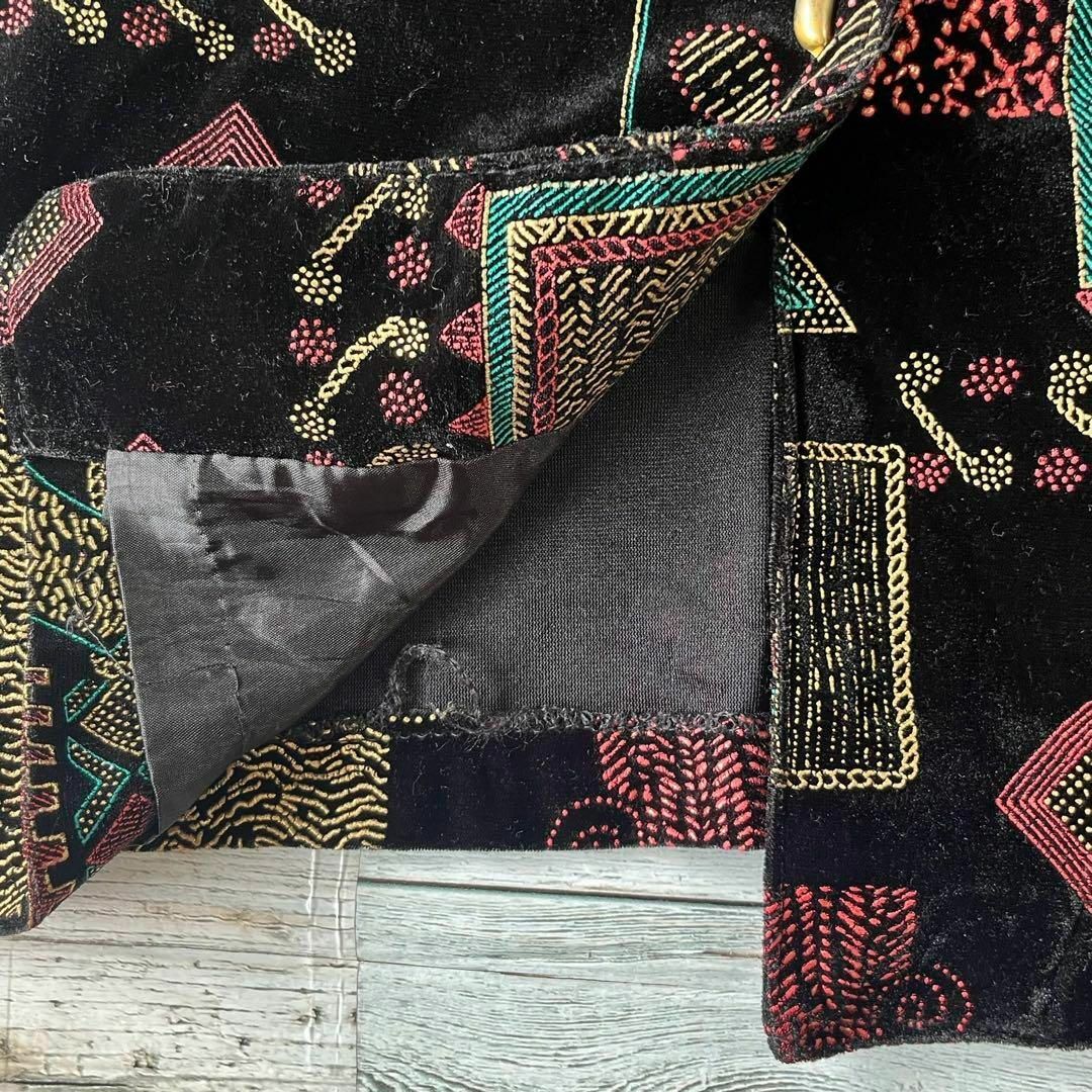 VINTAGE(ヴィンテージ)の昭和レトロベロア素材ベストジレカラフル刺繍入りオーバサイズブラック古着U1 レディースのトップス(ベスト/ジレ)の商品写真
