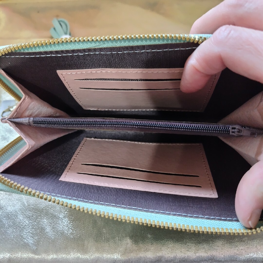 スマホが入るお財布　ショルダー紐付き レディースのファッション小物(財布)の商品写真