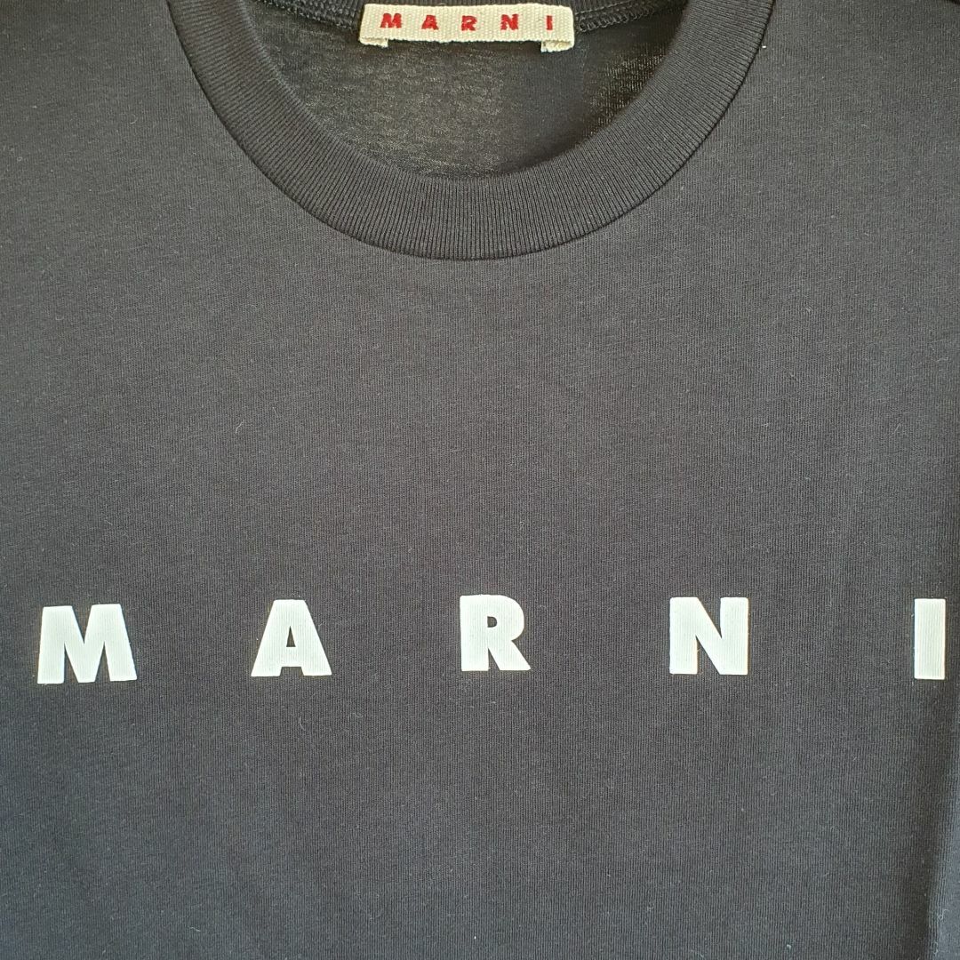 Marni(マルニ)の【新品・未使用】MARNI KIDS ロゴプリントコットンTシャツ　黒10Y キッズ/ベビー/マタニティのキッズ服男の子用(90cm~)(Tシャツ/カットソー)の商品写真