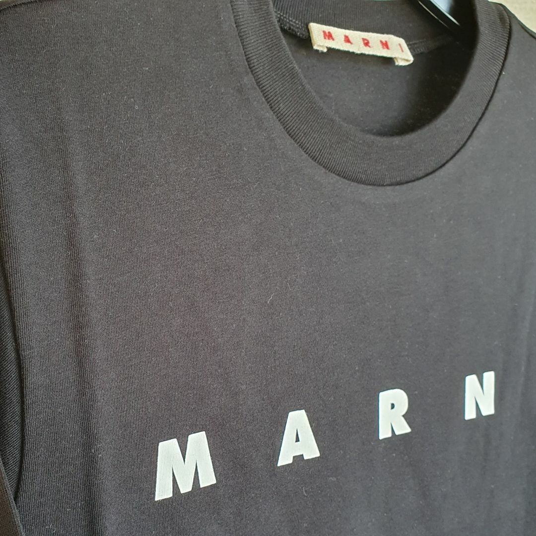 Marni(マルニ)の【新品・未使用】MARNI KIDS ロゴプリントコットンTシャツ　黒10Y キッズ/ベビー/マタニティのキッズ服男の子用(90cm~)(Tシャツ/カットソー)の商品写真