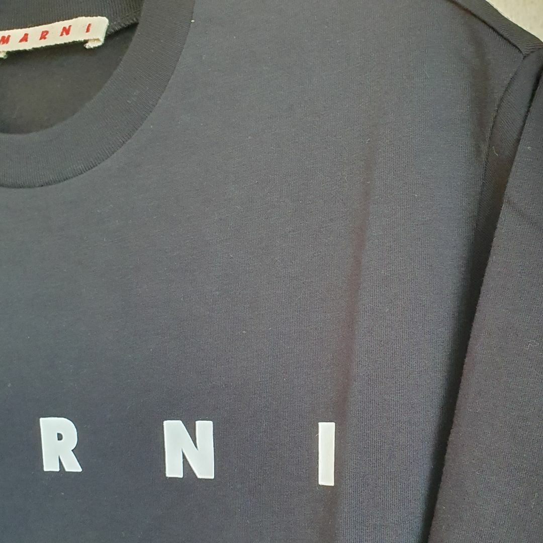 Marni(マルニ)の【新品・未使用】MARNI KIDS ロゴプリントコットンTシャツ　黒10Y キッズ/ベビー/マタニティのキッズ服男の子用(90cm~)(Tシャツ/カットソー)の商品写真