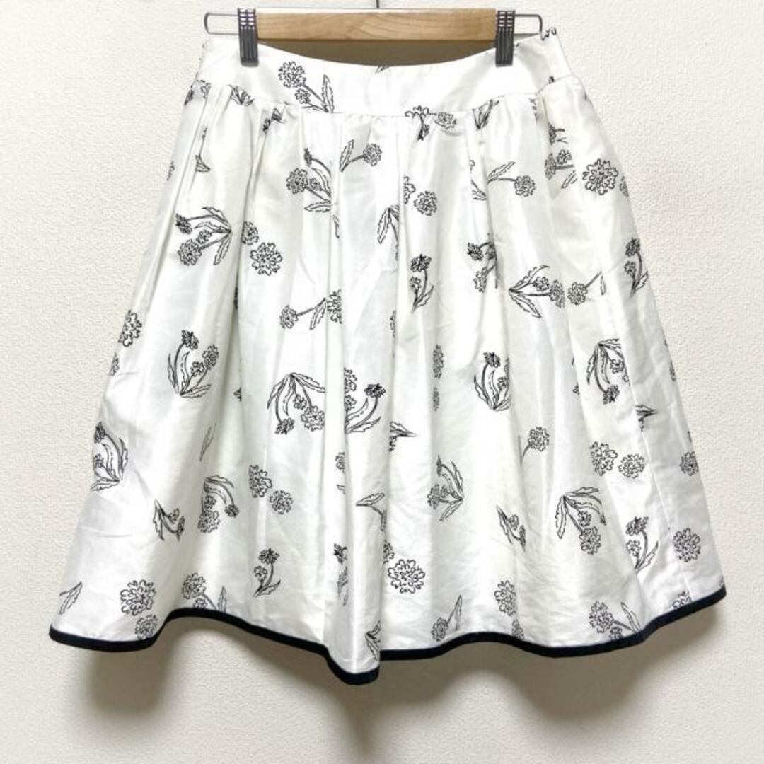 M'S GRACY(エムズグレイシー)のM'S GRACY(エムズグレイシー) スカート サイズ40 M レディース - 白×黒 ひざ丈/花柄/フラワー(花) レディースのスカート(その他)の商品写真