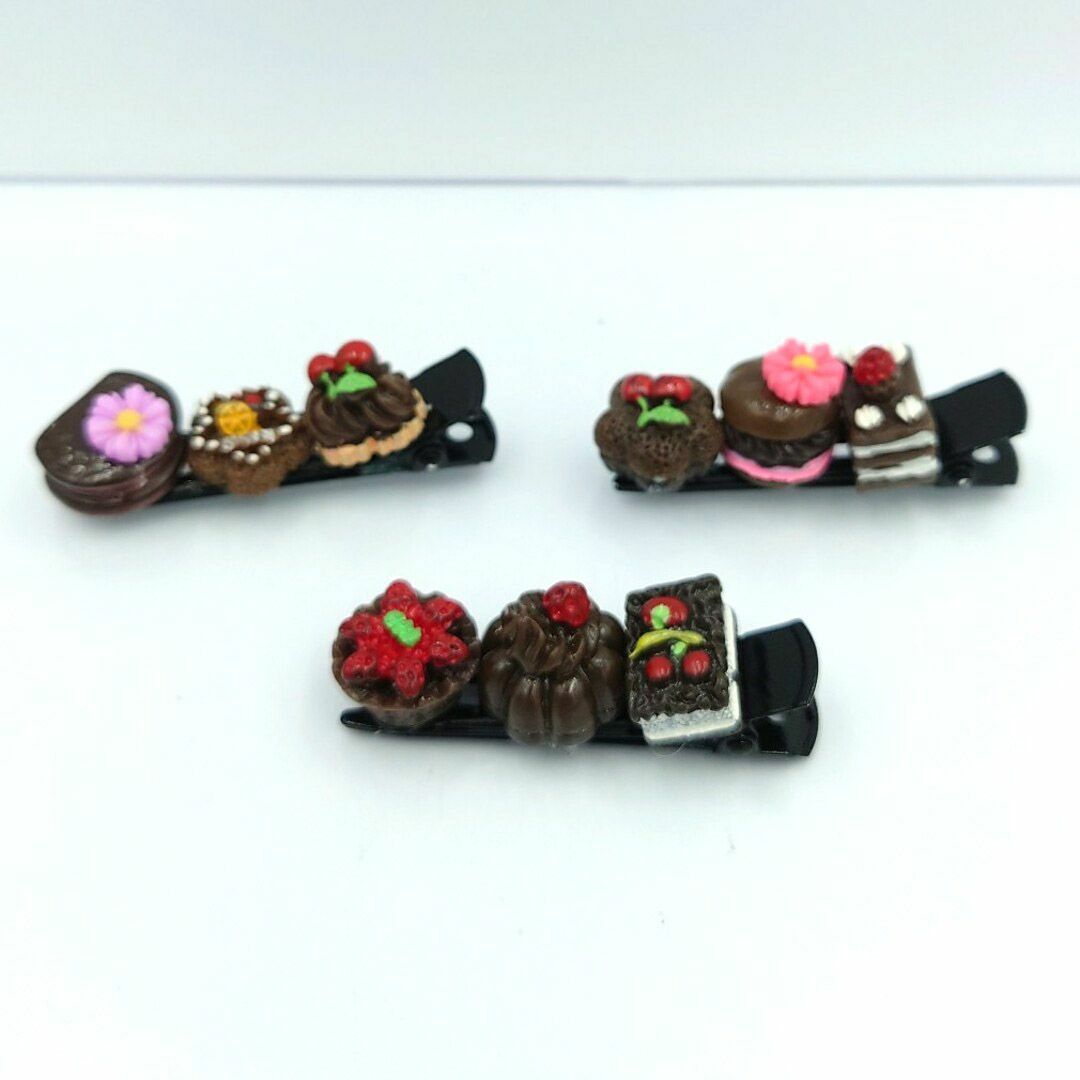 スイーツデコ　スイーツいっぱい　ヘアクリップ④　3個セット　チョコケーキ ハンドメイドのアクセサリー(ヘアアクセサリー)の商品写真