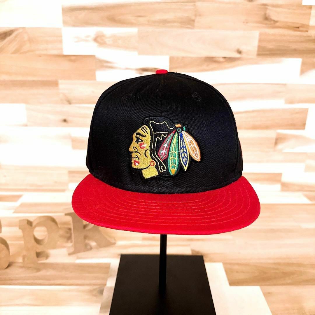 NEW ERA(ニューエラー)の【ニューエラ×ブラックホークス】インディアン ロゴ キャップ NHL 黒×赤 メンズの帽子(キャップ)の商品写真