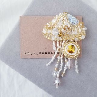 金のキラキラクラゲブローチ　ビーズ刺繍　ブローチ(コサージュ/ブローチ)