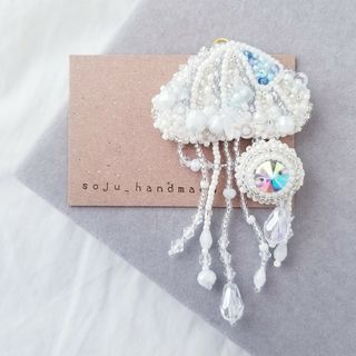 白のキラキラクラゲブローチ　ビーズ刺繍　ブローチ(コサージュ/ブローチ)