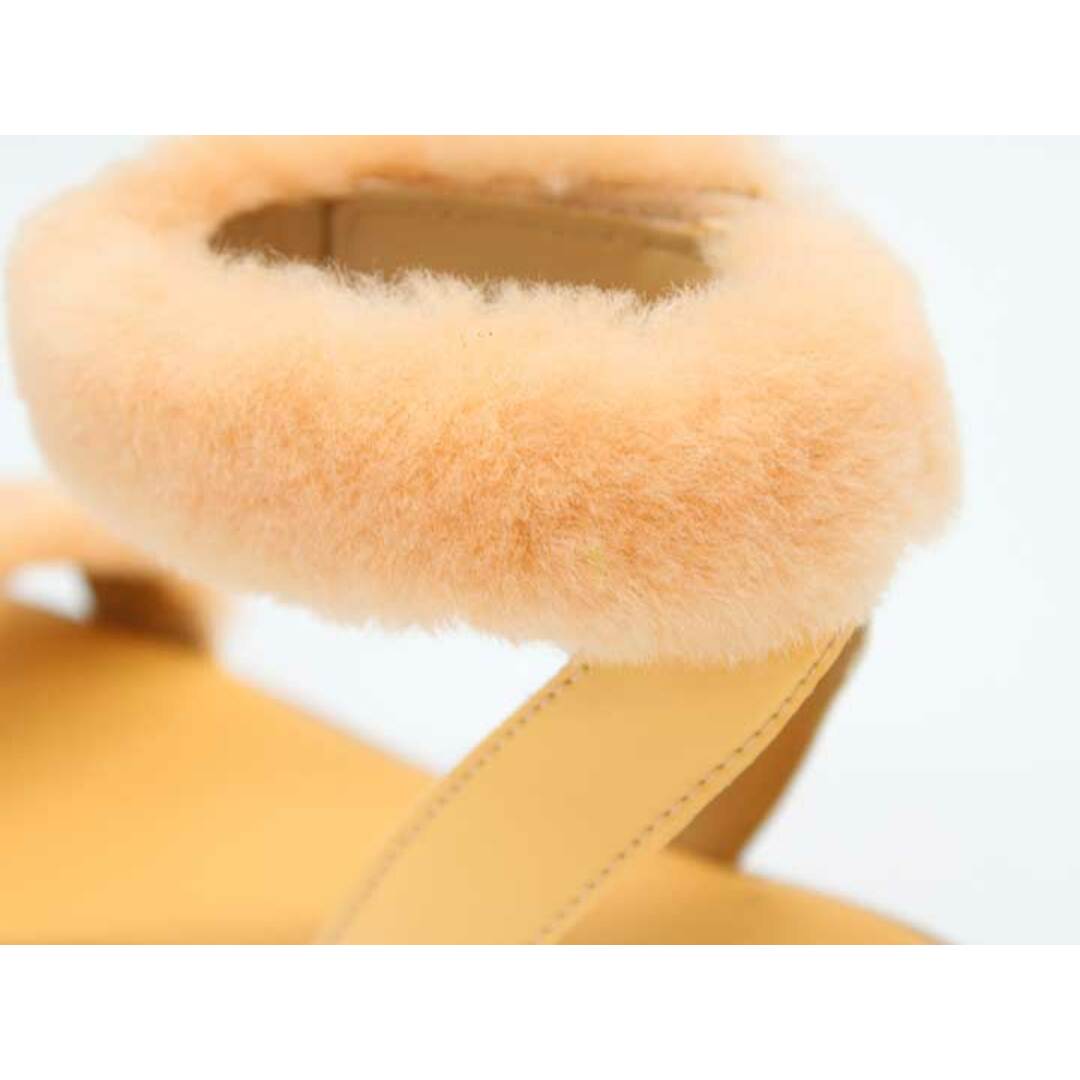 UGG(アグ)の新品未使用品◇UGG/アグ◇Fluff Springs/フラッフスプリングス/ムートンストラップサンダル/1101438/アンクルベルト/フラットシューズ/靴 ライトオレンジ/橙 レディース 22.5 夏 523032 hat etc レディースの靴/シューズ(サンダル)の商品写真