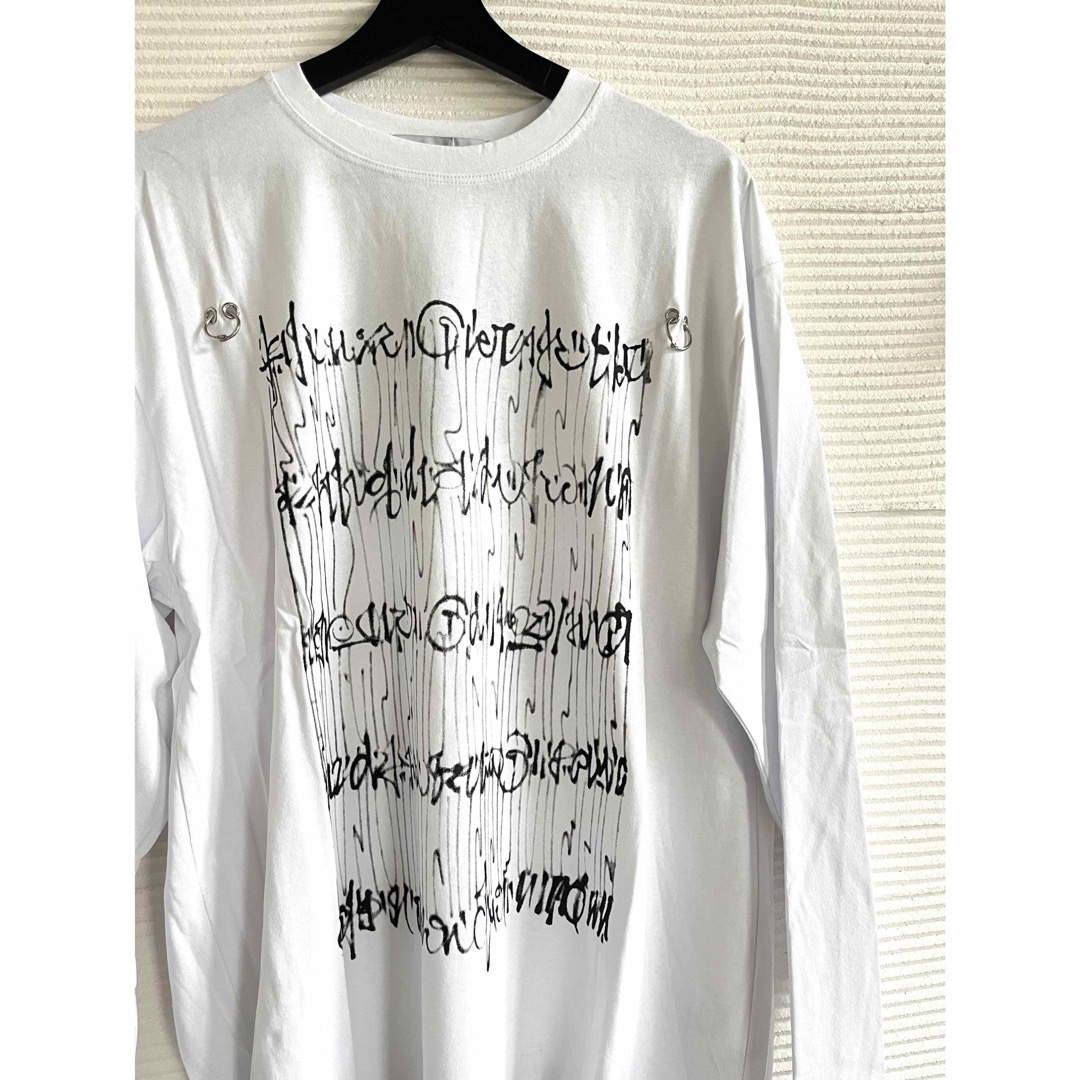 新品タグ付 カードリング付プリントTシャツ 長袖 白 ストリート メンズT L メンズのトップス(Tシャツ/カットソー(七分/長袖))の商品写真
