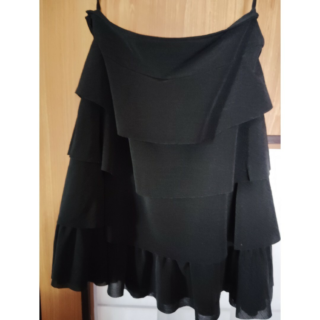 Nanette Lepore(ナネットレポー)の東京スタイル社のナネットレポー黒4段スカート レディースのスカート(ひざ丈スカート)の商品写真