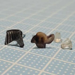 訳あり　ハンドメイド　動物の顔の小さいピアス　その⑦　シマウマとゾウ(ピアス)