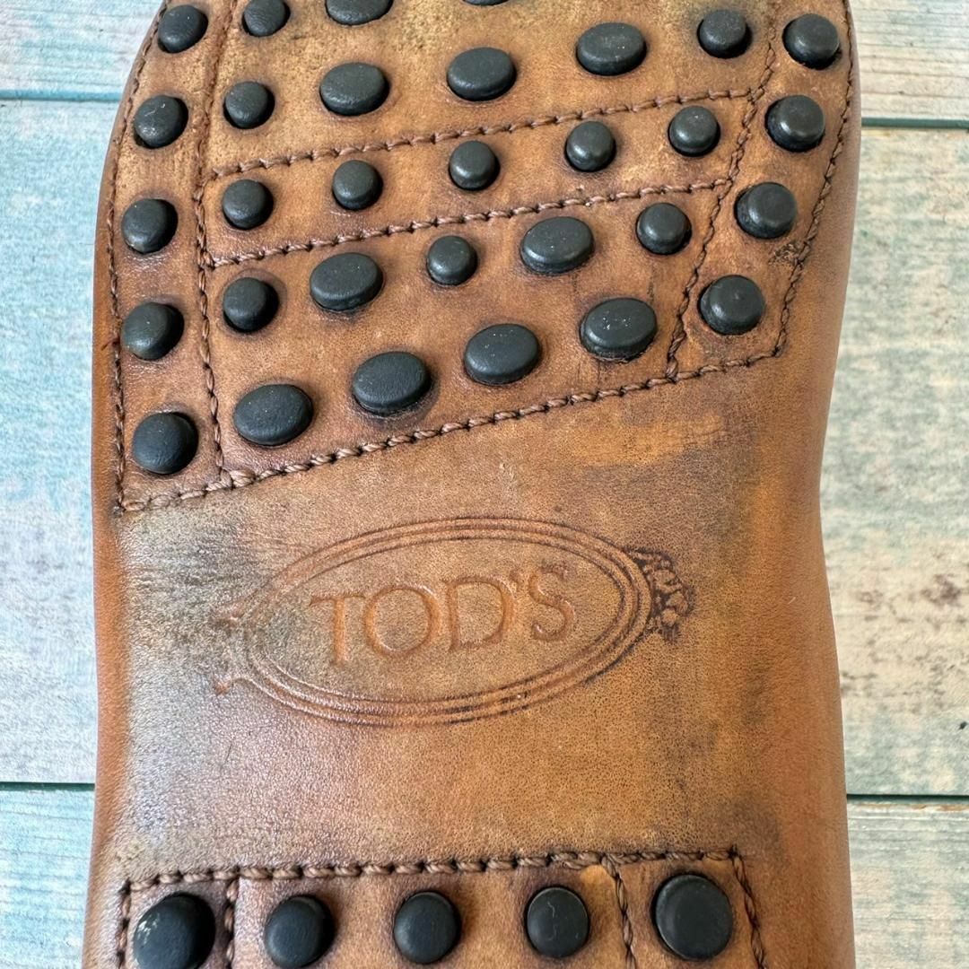 TOD'S(トッズ)の美品 TOD'S 8 パティーヌ ドライビングシューズ エンボスロゴ メンズの靴/シューズ(ドレス/ビジネス)の商品写真