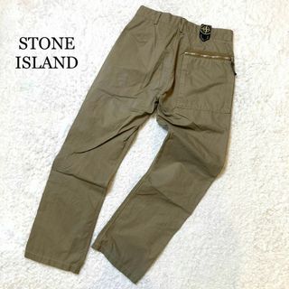 ストーンアイランド(STONE ISLAND)の【大人気】 STONE ISLAND カーキ パンツ バックワッペン(スラックス)