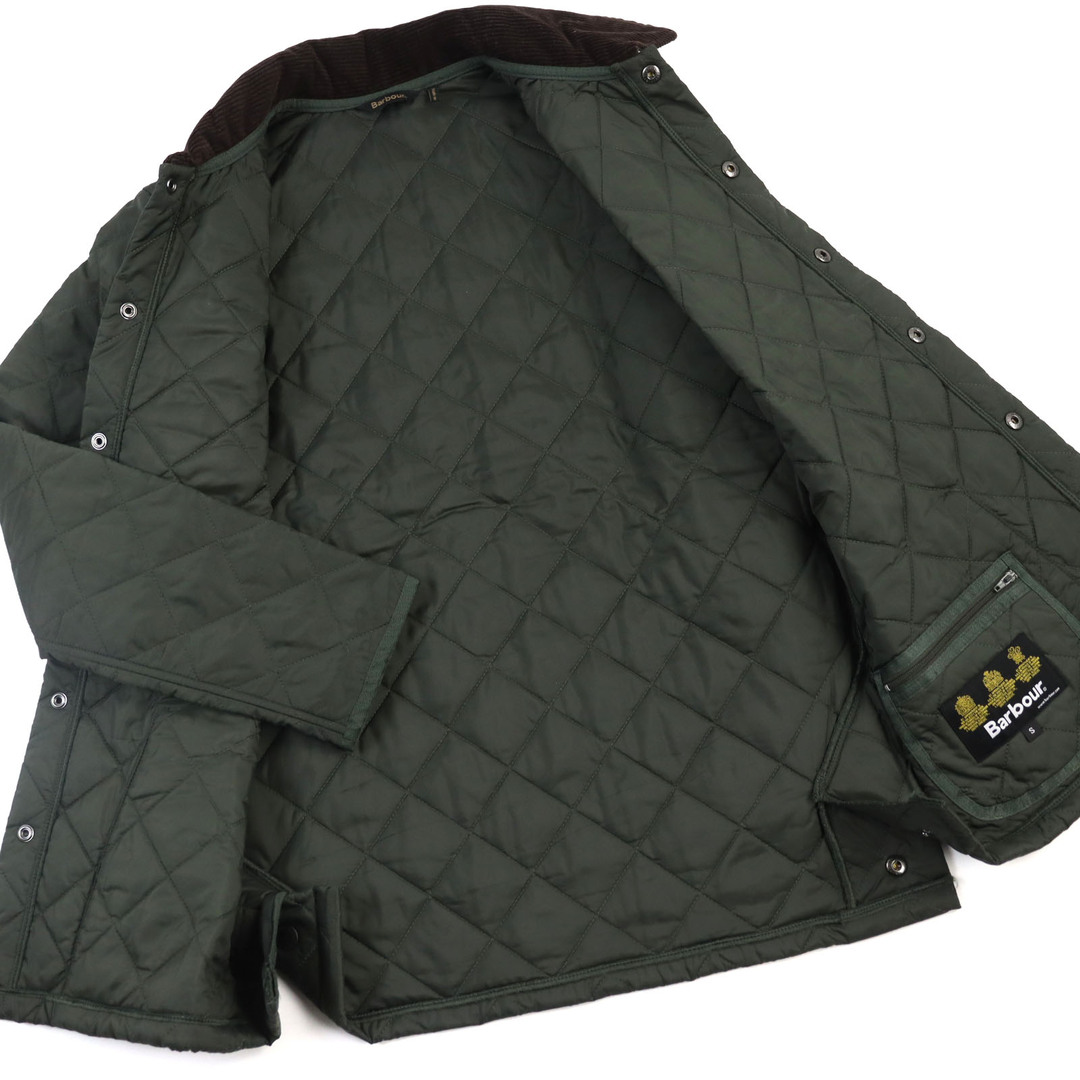 極美品○Barbour バブアー 21AW 2102177 LIDDESDALE QUILT SL リッズデイル ロゴ刺繍入り 襟コーデュロイ キルティングパテッドジャケット カーキグリーン S 正規品 メンズ メンズのジャケット/アウター(その他)の商品写真