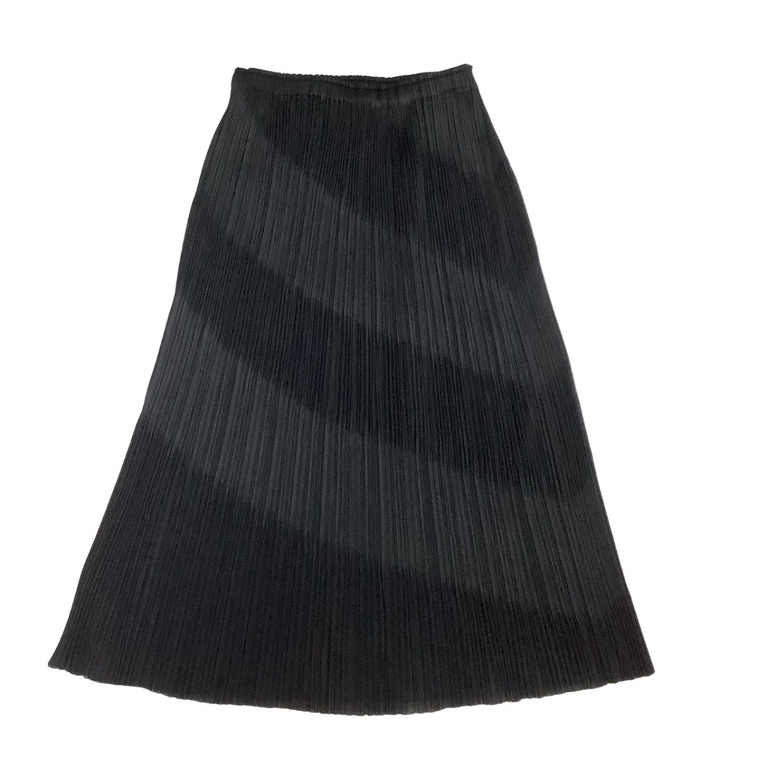ISSEY MIYAKE(イッセイミヤケ)の♪♪ISSEY MIYAKE イッセイミヤケ PLEATS PLEASE スカート ななめデザイン PP51-JG865 ブラック レディースのスカート(ひざ丈スカート)の商品写真