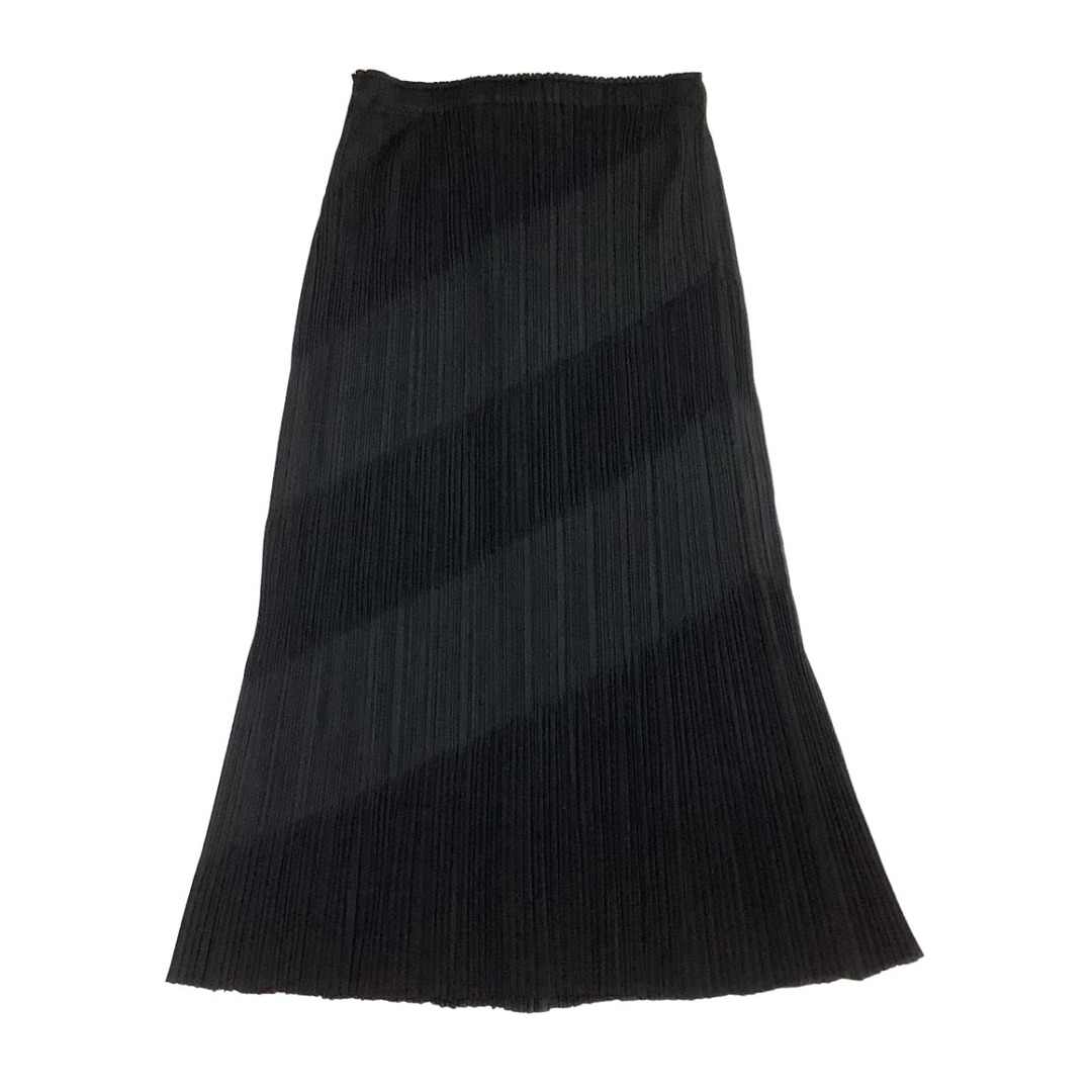 ISSEY MIYAKE(イッセイミヤケ)の♪♪ISSEY MIYAKE イッセイミヤケ PLEATS PLEASE スカート ななめデザイン PP51-JG865 ブラック レディースのスカート(ひざ丈スカート)の商品写真