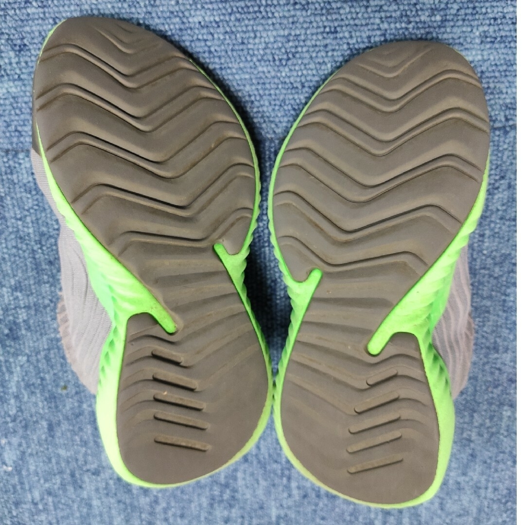 adidas(アディダス)のアディダス　靴　17.0cm　グレー×グリーン キッズ/ベビー/マタニティのキッズ靴/シューズ(15cm~)(スニーカー)の商品写真