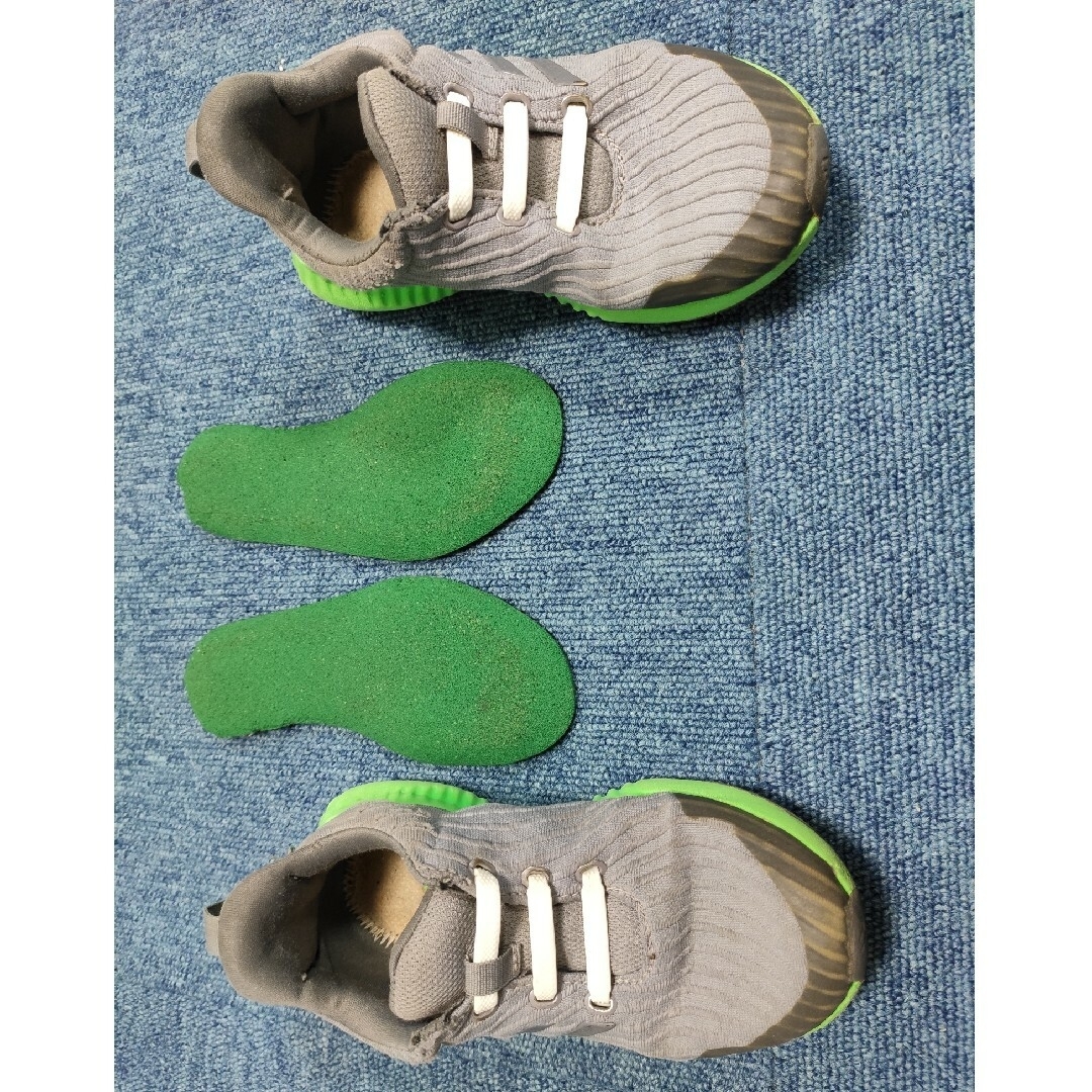 adidas(アディダス)のアディダス　靴　17.0cm　グレー×グリーン キッズ/ベビー/マタニティのキッズ靴/シューズ(15cm~)(スニーカー)の商品写真