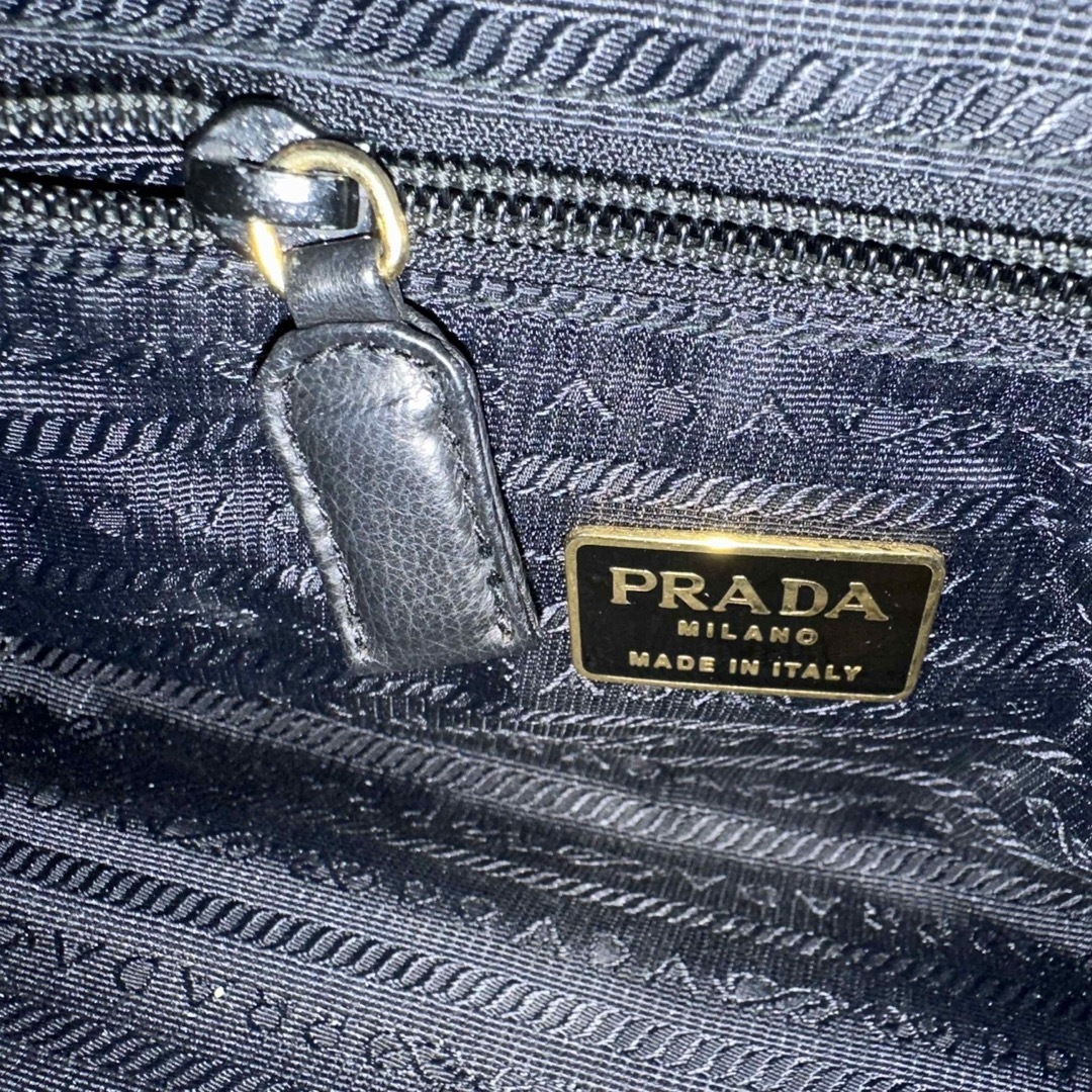 PRADA(プラダ)のPRADAプラダハンドバッグ正規品　鍵　ギャランティカード レディースのバッグ(ショルダーバッグ)の商品写真