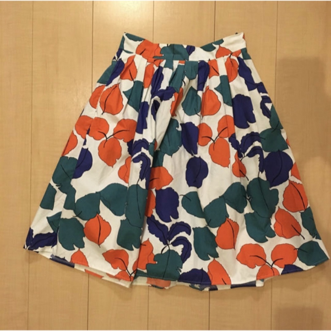 SLY(スライ)のリーフ柄スカート レディースのスカート(ひざ丈スカート)の商品写真