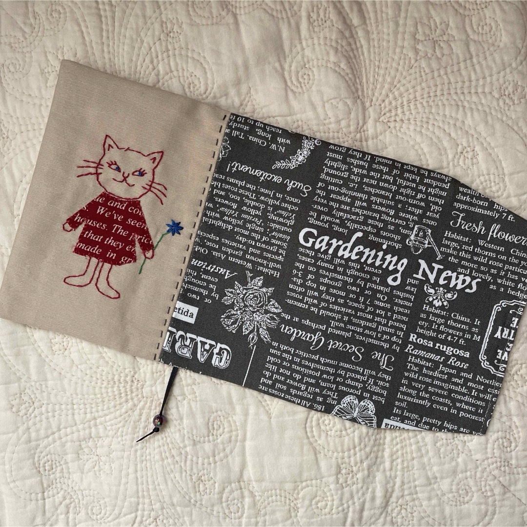 ハンドメイドのブックカバー、文庫本サイズ　刺繍　ネコちゃん ハンドメイドの文具/ステーショナリー(ブックカバー)の商品写真