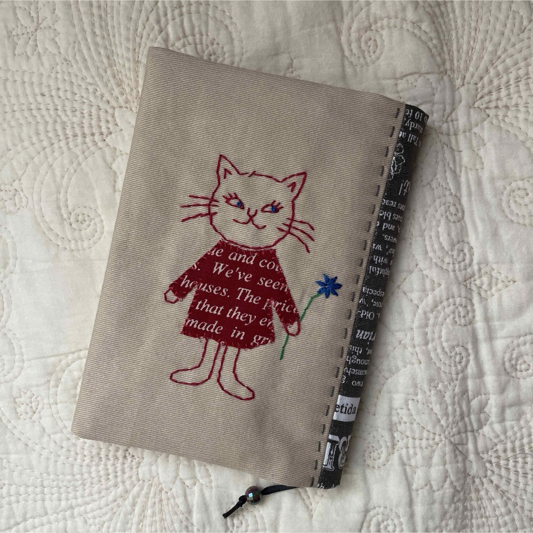 ハンドメイドのブックカバー、文庫本サイズ　刺繍　ネコちゃん ハンドメイドの文具/ステーショナリー(ブックカバー)の商品写真