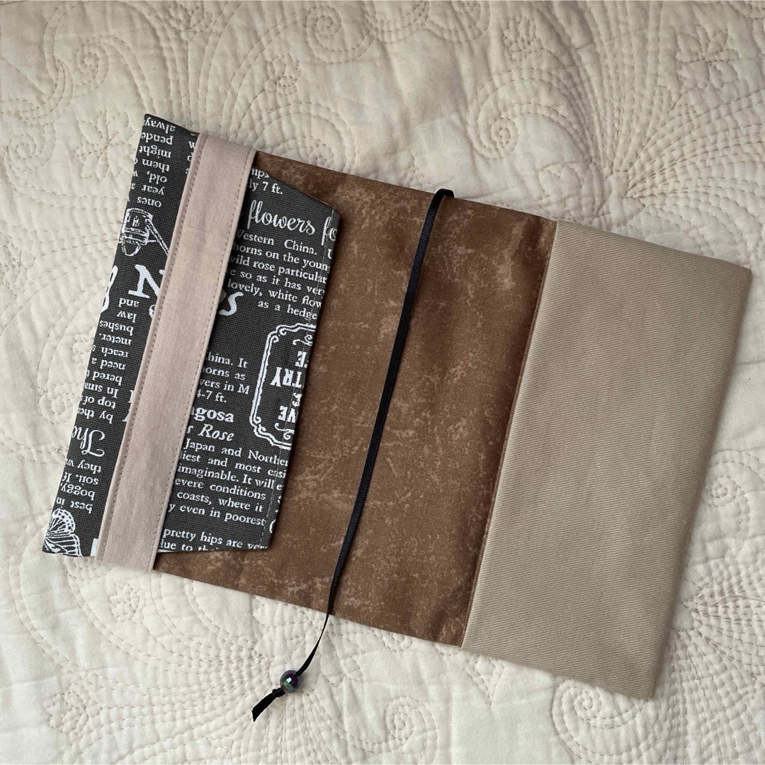 ハンドメイドのブックカバー、文庫本サイズ　刺繍　ネコちゃん ハンドメイドの文具/ステーショナリー(ブックカバー)の商品写真