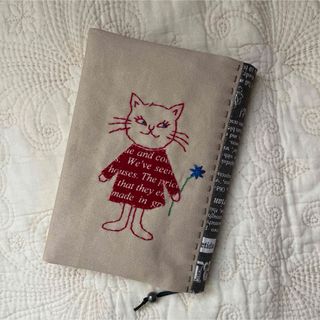 ハンドメイドのブックカバー、文庫本サイズ　刺繍　ネコちゃん(ブックカバー)