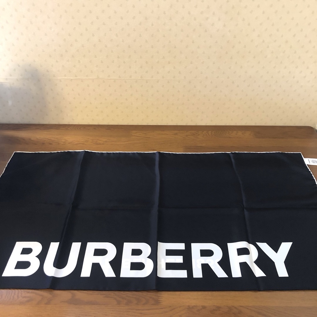 BURBERRY(バーバリー)の★新品・タグ付き★BURBERRY　バーバリー　大判　シルクスカーフ　黒　ロゴ レディースのファッション小物(バンダナ/スカーフ)の商品写真