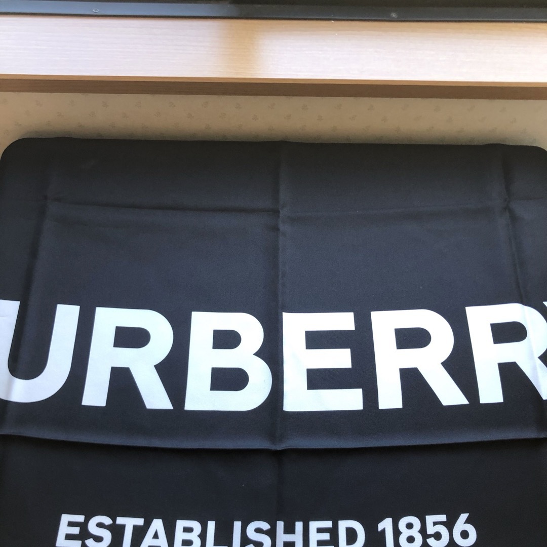 BURBERRY(バーバリー)の★新品・タグ付き★BURBERRY　バーバリー　大判　シルクスカーフ　黒　ロゴ レディースのファッション小物(バンダナ/スカーフ)の商品写真