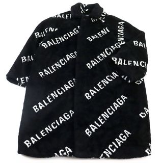 Balenciaga - 極美品○BALENCIAGA バレンシアガ 19AW 595827 TGQ02  ロゴ総柄 オーバーサイズ フェイクファー 中綿入り 裏地キルティング ロング丈 コート ブラック ホワイト 46 フランス製 正規品 メンズ