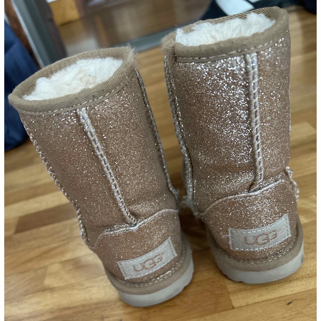 UGG(アグ)のUGG CLASSIC SHORⅡ GLITTER BOXなし キッズ/ベビー/マタニティのキッズ靴/シューズ(15cm~)(ブーツ)の商品写真