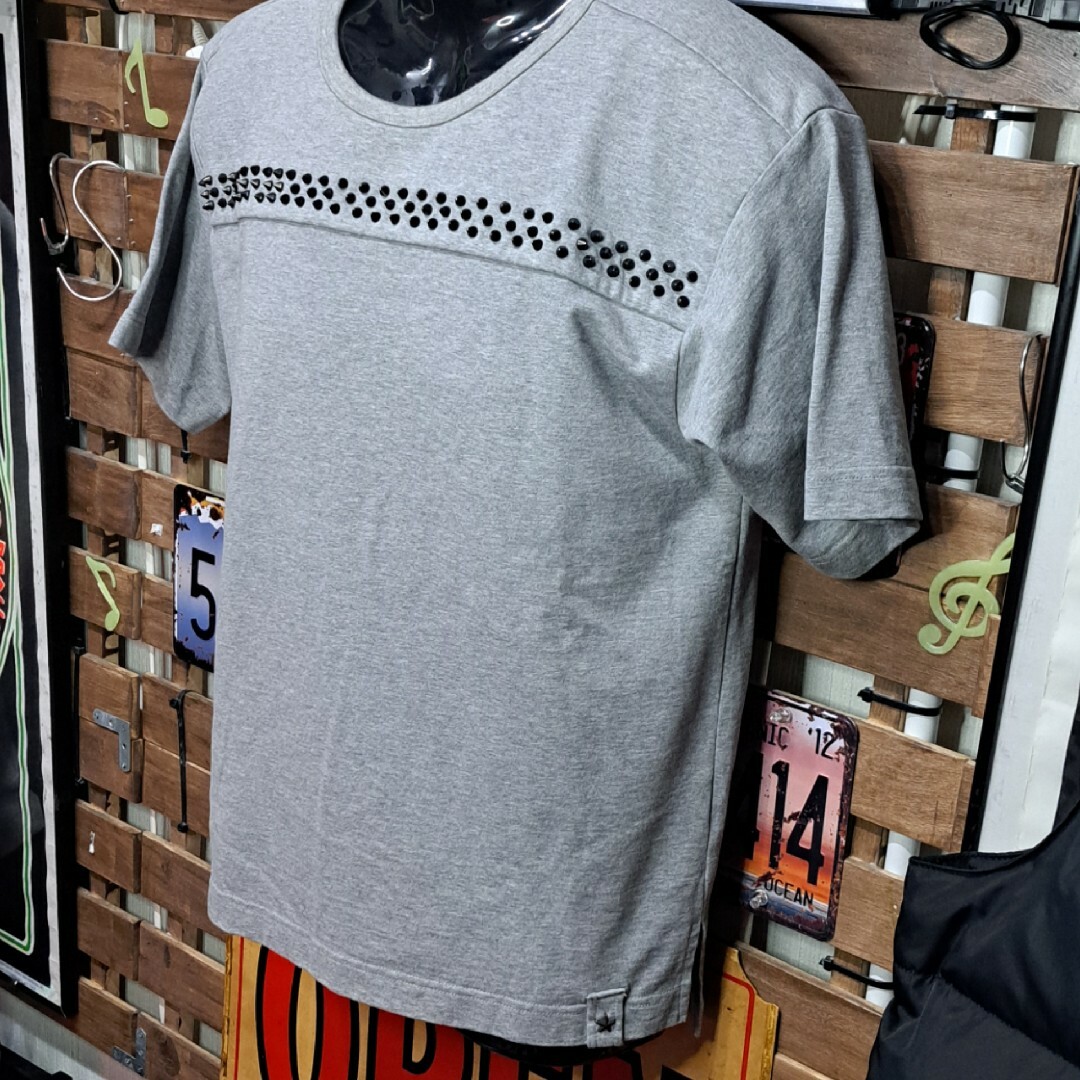定価2.5万　チェリーサンバースト　スパイクスタッズ　半袖Tシャツ　Ｍ　46 メンズのトップス(Tシャツ/カットソー(半袖/袖なし))の商品写真