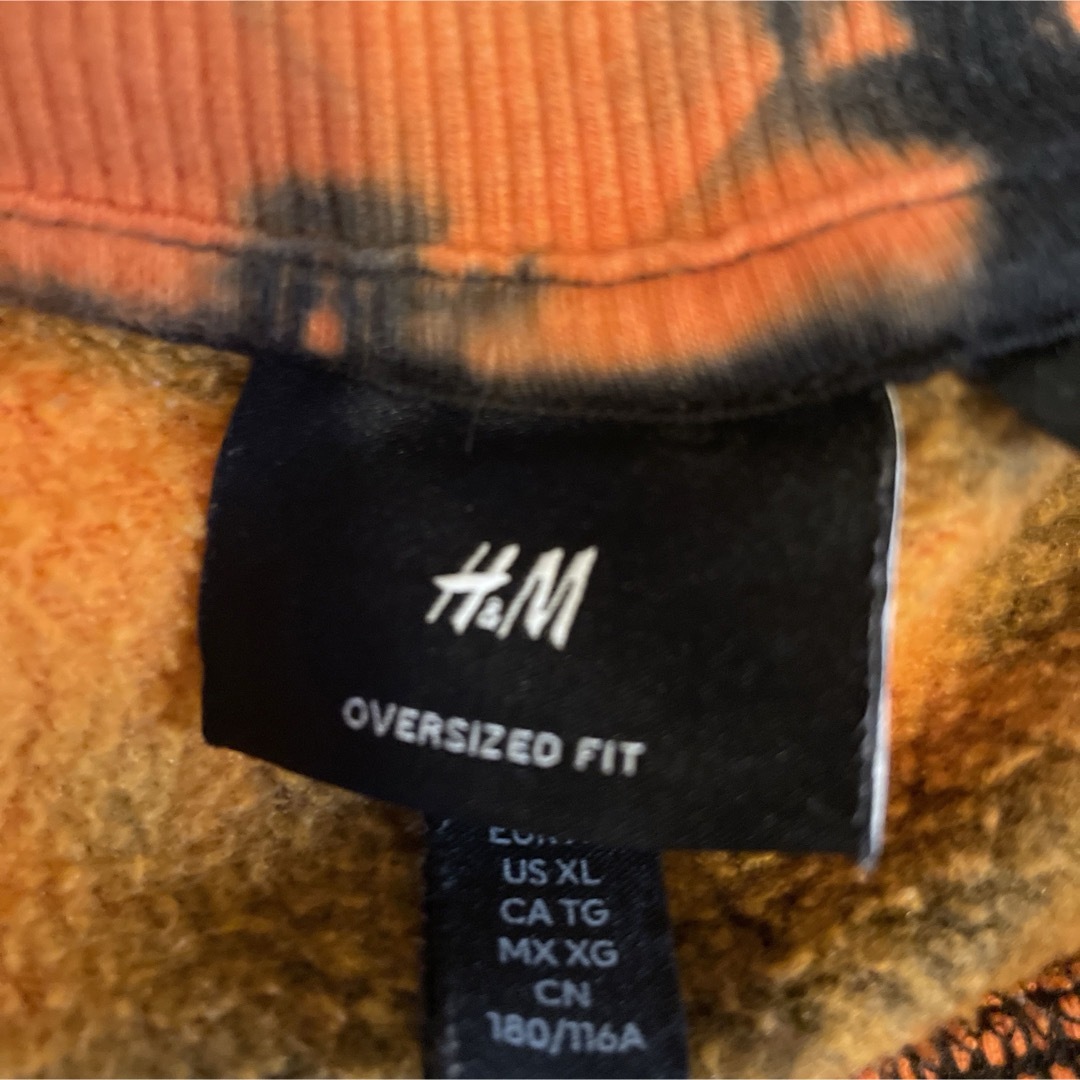 H&M(エイチアンドエム)の『美品限定品』ストレンジャーシングス　オレンジ　ブラックトレーナー メンズのトップス(スウェット)の商品写真