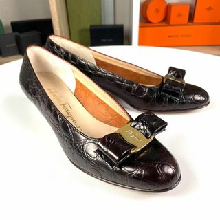 サルヴァトーレフェラガモ(Salvatore Ferragamo)の美品 FERRAGAMO 希少色 ワインレッド ヴァラ 5.5B クロコ型押し(ハイヒール/パンプス)