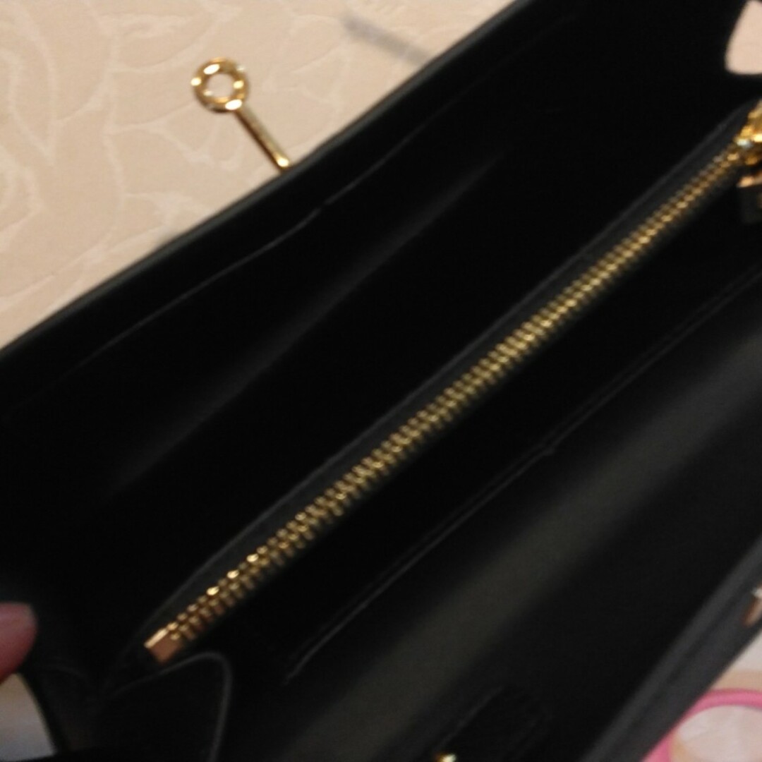 ケリーウオレット黒、革 レディースのバッグ(メッセンジャーバッグ)の商品写真