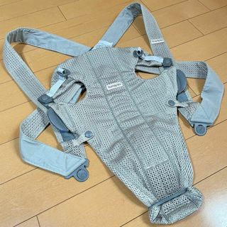 ベビービョルン(BABYBJORN)の【美品】ベビージョルン　ミニキャリア　シルバー　抱っこ紐(抱っこひも/おんぶひも)