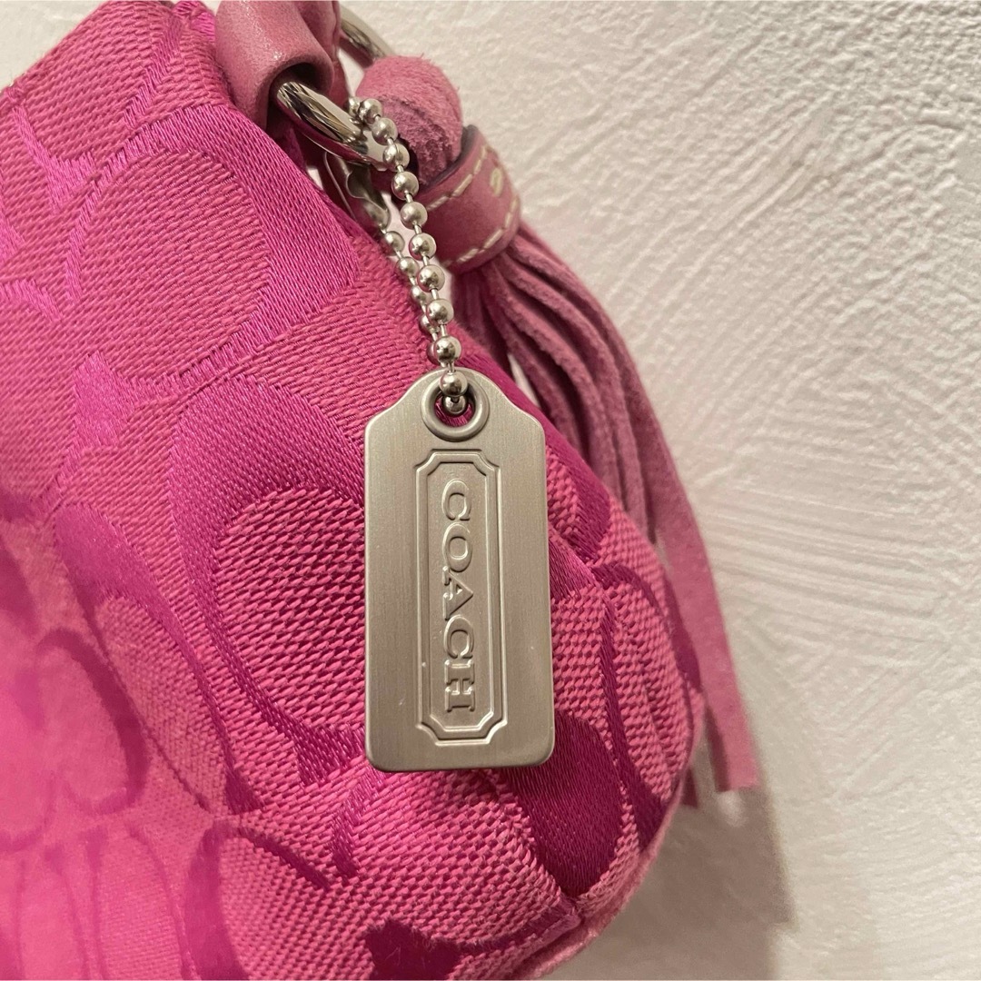 COACH(コーチ)のCOACH♦︎コーチ ピンクパープル タッセルタグプレート付きポーチ レディースのファッション小物(ポーチ)の商品写真