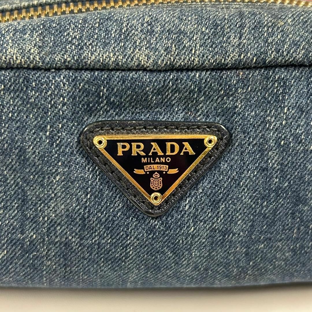 PRADA(プラダ)の超美品 PRADA デニムポーチ  三角ロゴ ゴールド金具 レディースのファッション小物(ポーチ)の商品写真