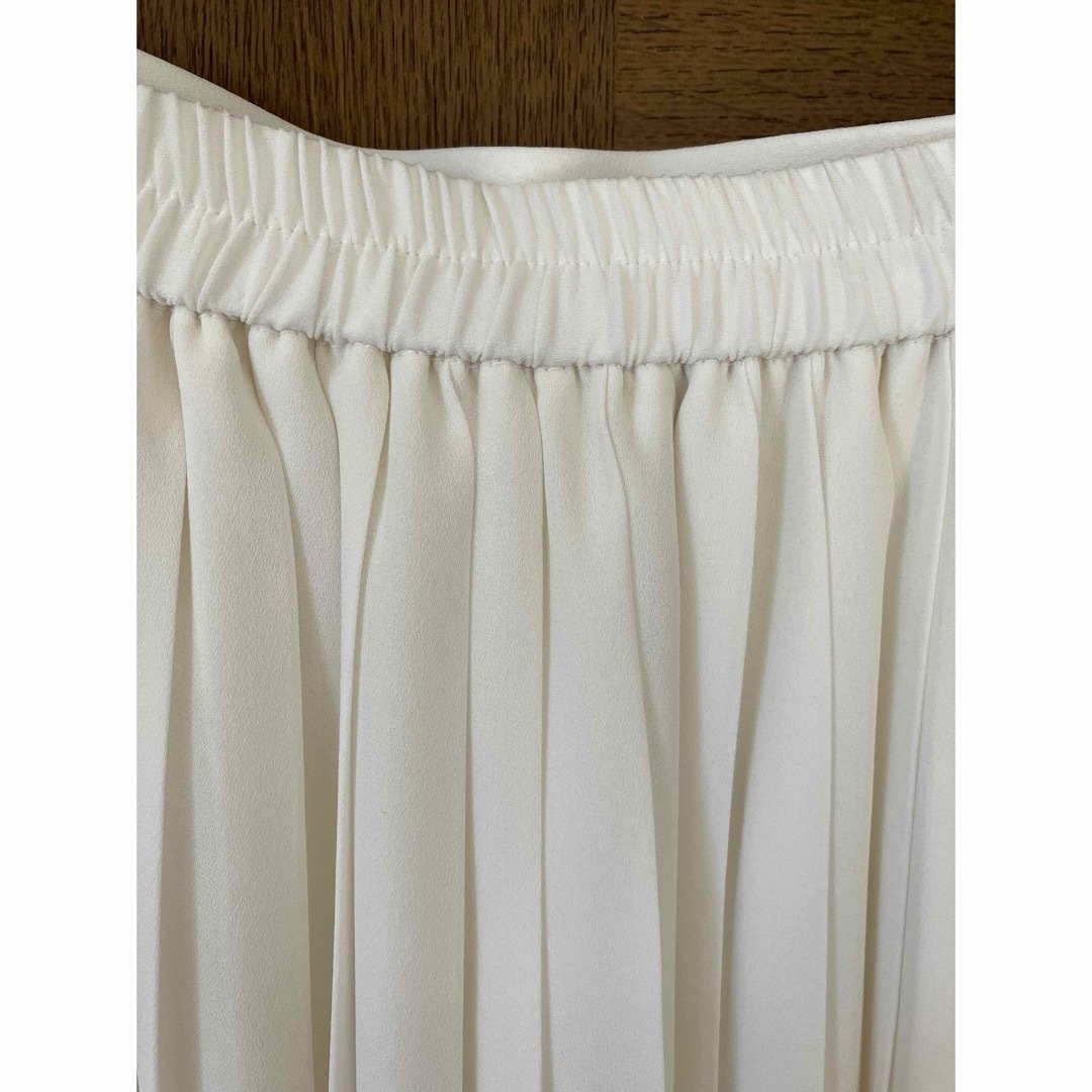 UNIQLO(ユニクロ)の 【美品】ユニクロ　シフォンプリーツスカート　Ｍ　丈短め　オフホワイト レディースのスカート(ロングスカート)の商品写真