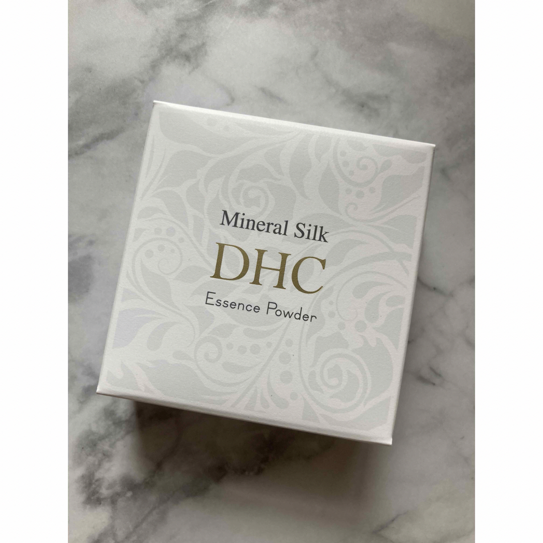DHC(ディーエイチシー)のDHCミネラルシルクエッセンスパウダー 8g 専用パフ付き コスメ/美容のベースメイク/化粧品(フェイスパウダー)の商品写真