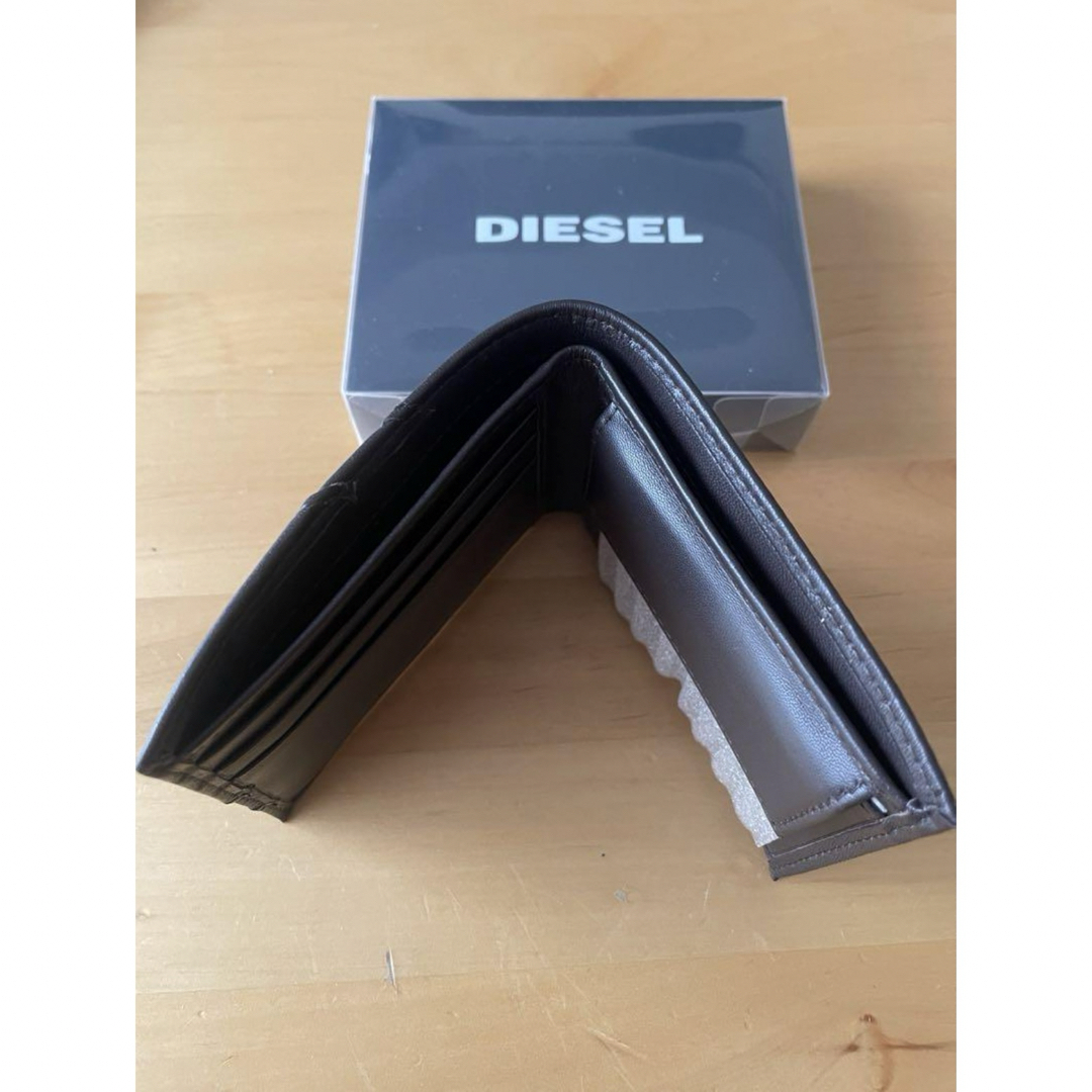 新品✌️ディーゼル 二つ折り財布 ブラウン ※アルマーニ好きにも 新品✌️ディーゼル 二つ折り財布 ブラウン ※アルマーニ好きにも
