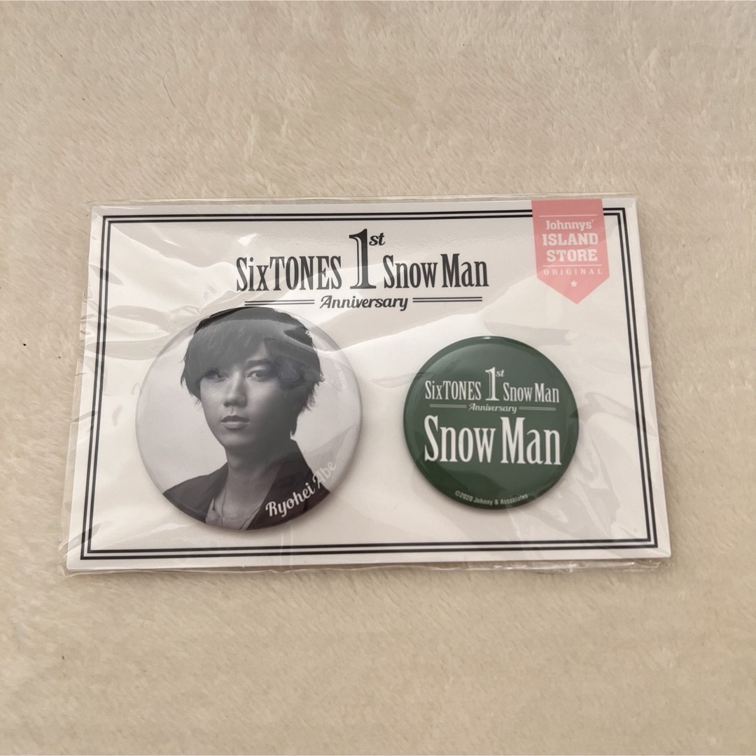 Snow Man(スノーマン)の1st anniversaryグッズ 阿部亮平　缶バッジ  エンタメ/ホビーのタレントグッズ(アイドルグッズ)の商品写真