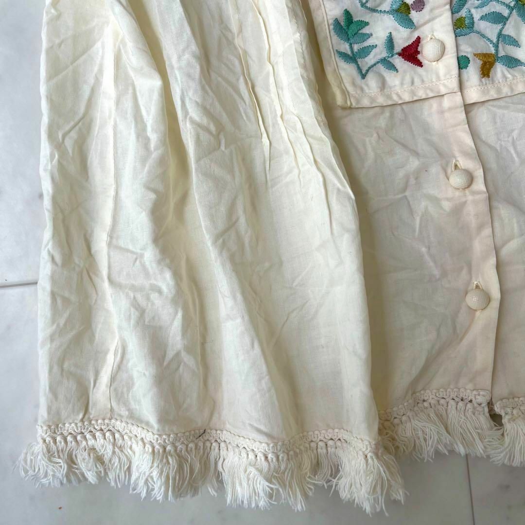 Sybilla(シビラ)のシビラ ホコモモラ L 刺繍 ピンタック フリンジ 白 綿100％ ブラウス レディースのトップス(シャツ/ブラウス(半袖/袖なし))の商品写真